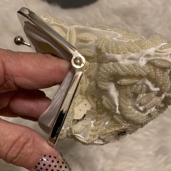 Beaded clutch evening bag with removable silvertone chain. Snap closure - Picture 6 of 8